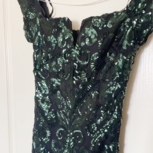 Dresses - Picture 2 of 3